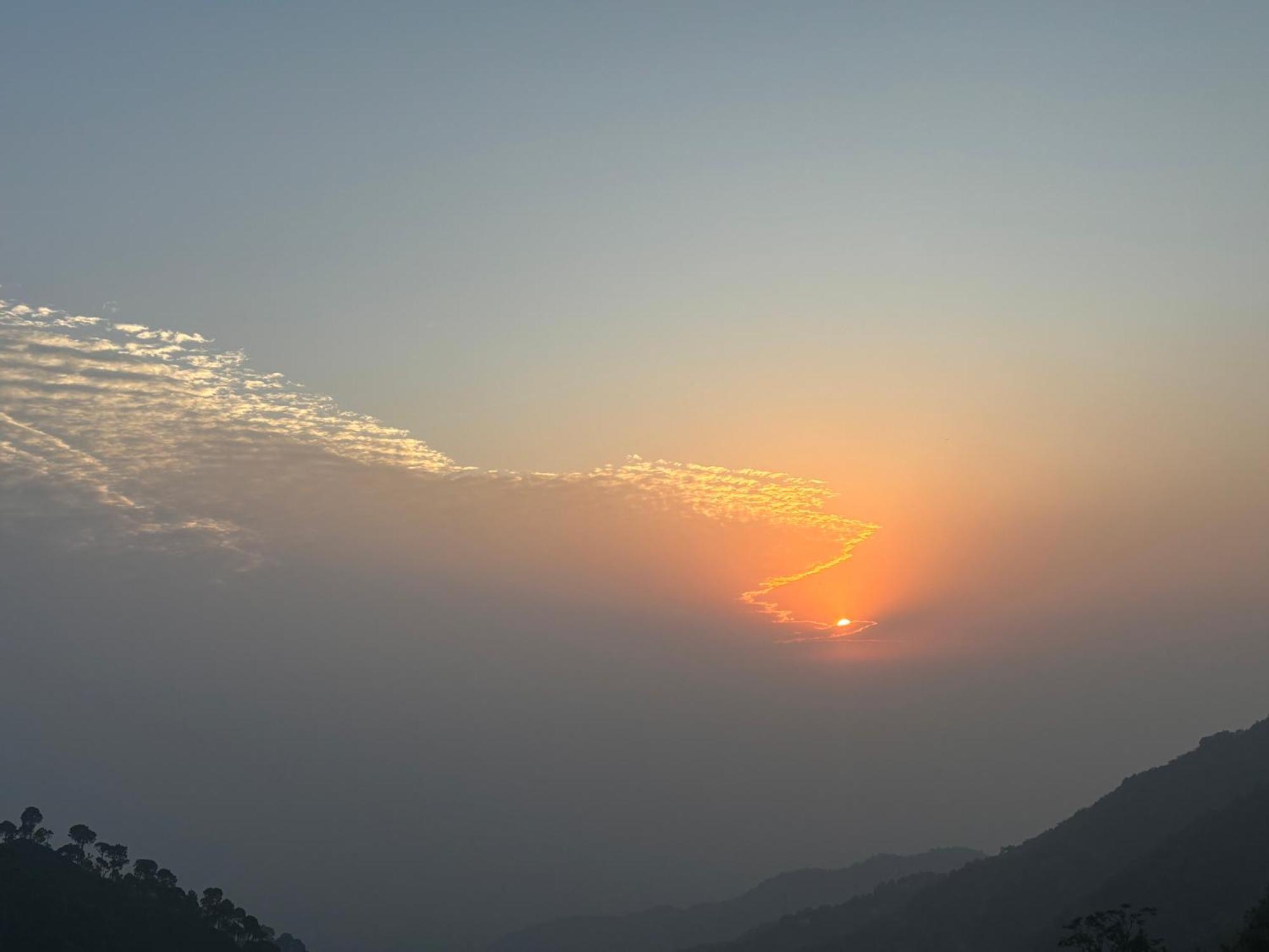 Panormic View By The North Edge Apartment Kasauli Exterior photo