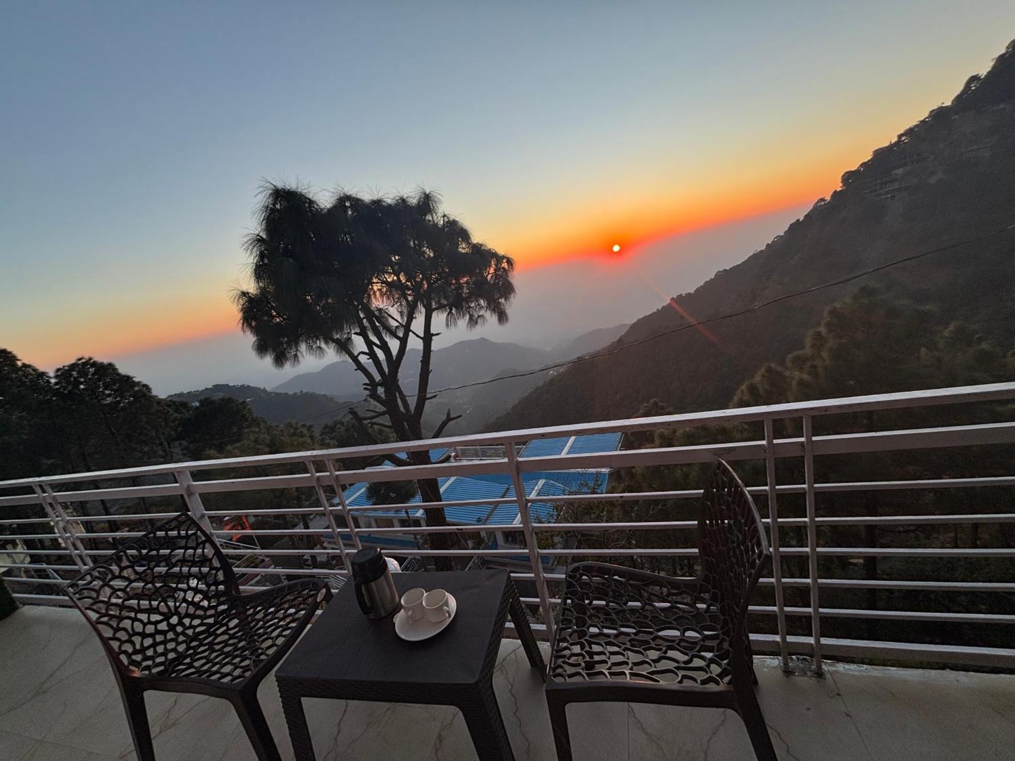Panormic View By The North Edge Apartment Kasauli Exterior photo