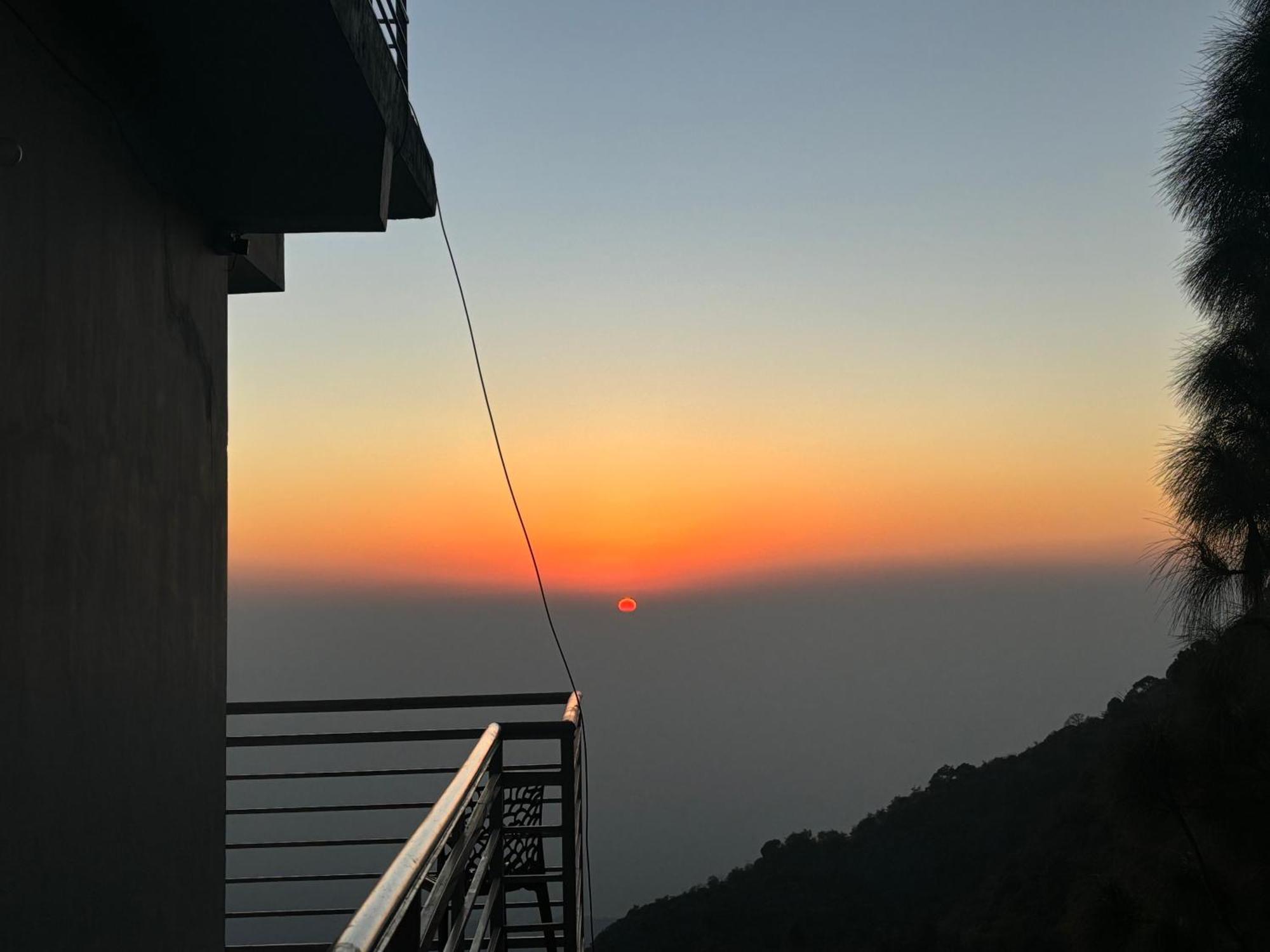 Panormic View By The North Edge Apartment Kasauli Exterior photo