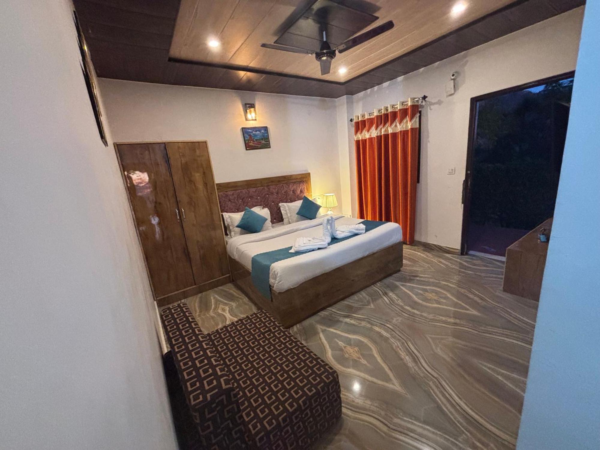 Panormic View By The North Edge Apartment Kasauli Exterior photo