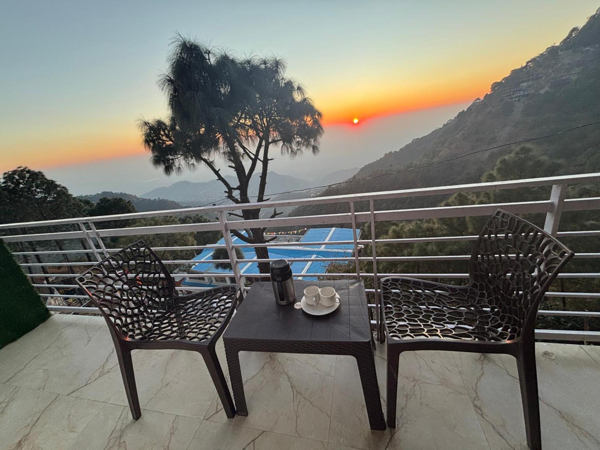 Panormic View By The North Edge Apartment Kasauli Exterior photo